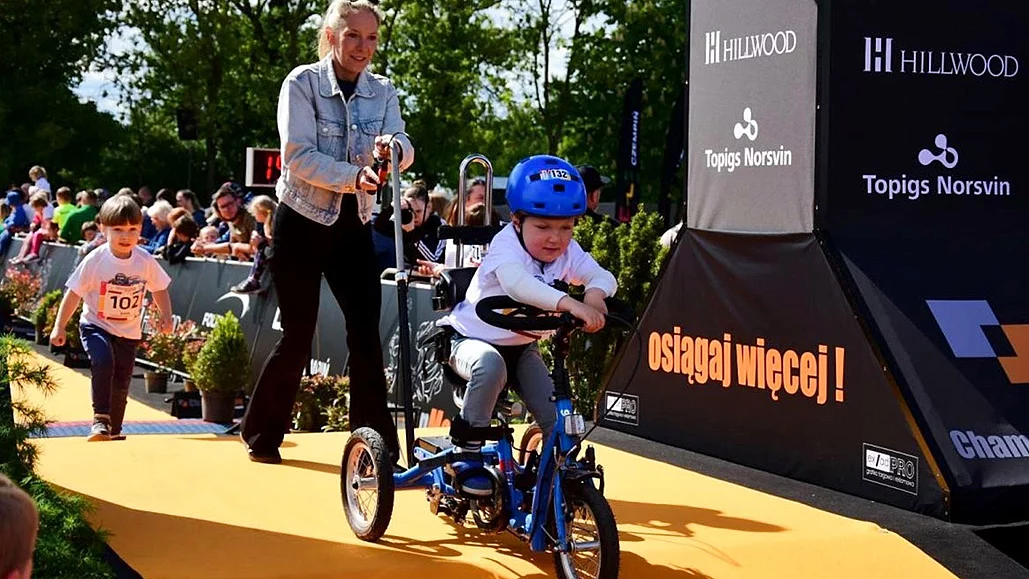 Kleiner Junge auf dem momo dreirad am Start